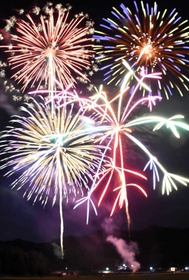 多可町の老人ホームが企画した打ち上げ花火。大輪が夜空を染めた=多可町加美区寺内(写真複数枚を比較明合成) 多可町の老人ホームが企画した打ち上げ花火。大輪が夜空を染めた=多可町加美区寺内(写真複数枚を比較明合成)
