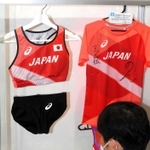 東京五輪陸上女子1500メートルで8位入賞を果たした兵庫県小野市出身の田中希実(21)=豊田自動織機TC=のユニホームが、小野市役所(同市中島町)1階に展示されている。本人の好意で、1500メートル決勝などで着用したユニホームを出展。田中への寄せ書きコーナーもあり、快挙達成に沸いた地元が五輪の余韻に浸っている。(杉山雅崇)
