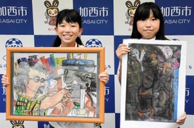 加西市さわやか市民賞を受けた西村亜美さん(右)と福岡菜花さん=同市役所 加西市さわやか市民賞を受けた西村亜美さん(右)と福岡菜花さん=同市役所