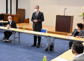 加西市観光協会の第1回理事会であいさつする市場博幸会長(中央)=同市民会館 加西市観光協会の第1回理事会であいさつする市場博幸会長(中央)=同市民会館