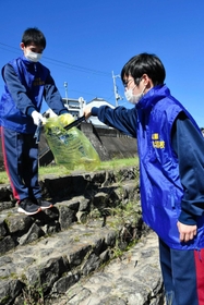 協力し合いながらごみを集める西脇北高の生徒=西脇市西脇 協力し合いながらごみを集める西脇北高の生徒=西脇市西脇