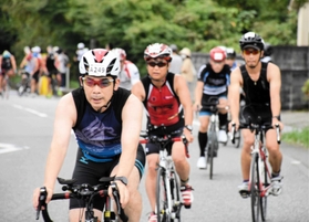 バイクでコースを疾走する選手たち=加西市両月町 バイクでコースを疾走する選手たち=加西市両月町