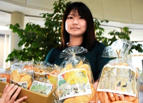 岩田健三郎さんのイラストをパッケージに「加西ふるさとほのぼのせんべい」=加西市役所 岩田健三郎さんのイラストをパッケージに「加西ふるさとほのぼのせんべい」=加西市役所
