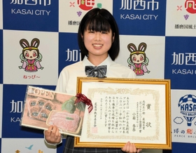 作文コンクール「平和の花束」で最優秀賞を受けた小菊春奈さん=加西市役所 作文コンクール「平和の花束」で最優秀賞を受けた小菊春奈さん=加西市役所