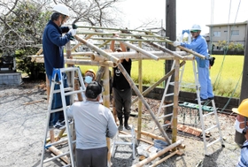 青野原俘虜収容所の東屋の再現に取り組む関係者たち=加西市青野原町 青野原俘虜収容所の東屋の再現に取り組む関係者たち=加西市青野原町