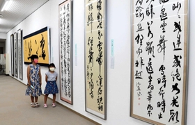 会員の個性が光る作品が並ぶ加西市書道展=加西市北条町古坂 会員の個性が光る作品が並ぶ加西市書道展=加西市北条町古坂