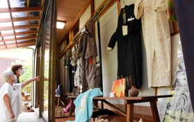 自由に制作した作品が並ぶ着物のリメーク展=羅漢寺 自由に制作した作品が並ぶ着物のリメーク展=羅漢寺
