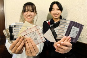 西脇北高生が播州織で作ったコースター=レ・ボ・プロヴァンス 西脇北高生が播州織で作ったコースター=レ・ボ・プロヴァンス