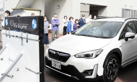 自動ブレーキが働いた際の乗車体験をする加西市老人クラブ連合会の役員たち=同市健康福祉会館 自動ブレーキが働いた際の乗車体験をする加西市老人クラブ連合会の役員たち=同市健康福祉会館
