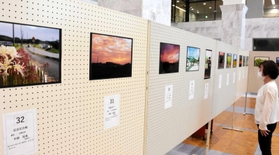 夏や秋のさまざまな風景などを撮影した写真が並ぶ2021年3期の作品展=加西市地域交流センター 夏や秋のさまざまな風景などを撮影した写真が並ぶ2021年3期の作品展=加西市地域交流センター