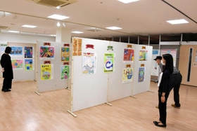 さまざまな絵やメッセージでエコを訴えるポスター作品=加東市社 さまざまな絵やメッセージでエコを訴えるポスター作品=加東市社