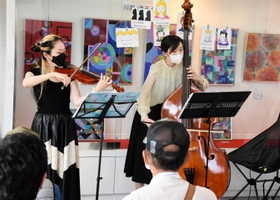 北条鉄道組曲を披露する作曲者の神月絢野さん(右)と喜多ちひろさん=播磨横田駅 北条鉄道組曲を披露する作曲者の神月絢野さん(右)と喜多ちひろさん=播磨横田駅