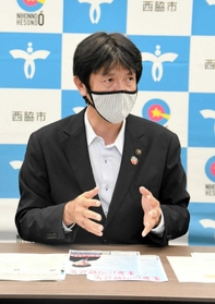当選から一夜明け、3期目への思いを語る片山象三氏=西脇市役所 当選から一夜明け、3期目への思いを語る片山象三氏=西脇市役所