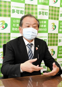 無投票での当選から一夜明け、2期目への意欲を語る吉田一四氏=多可町役場 無投票での当選から一夜明け、2期目への意欲を語る吉田一四氏=多可町役場