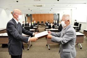 西脇市議選でトップ当選し、当選証書を受け取る東野敏弘氏(左)=西脇市役所 西脇市議選でトップ当選し、当選証書を受け取る東野敏弘氏(左)=西脇市役所