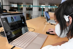 真剣な表情でパソコンを操作してアニメを編集する児童=加西市立図書館 真剣な表情でパソコンを操作してアニメを編集する児童=加西市立図書館