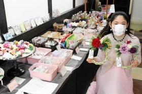 内田さんが制作した色鮮やかなしめ縄などが並ぶ会場=小野市上本町 内田さんが制作した色鮮やかなしめ縄などが並ぶ会場=小野市上本町