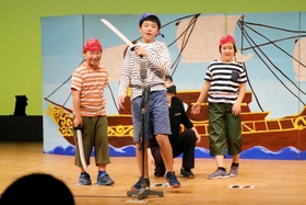 舞台で演技する小野特別支援学校の子どもたち=市うるおい交流館エクラ 舞台で演技する小野特別支援学校の子どもたち=市うるおい交流館エクラ