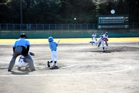 懸命なプレーで決勝戦を戦う選手たち=アラジンスタジアム 懸命なプレーで決勝戦を戦う選手たち=アラジンスタジアム