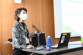 西脇市の若手職員に被災体験を語る芳賀タエ子さん=西脇市役所 西脇市の若手職員に被災体験を語る芳賀タエ子さん=西脇市役所