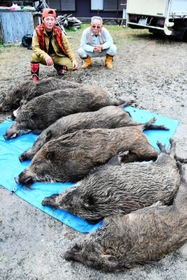 狩猟解禁後、最初の猟で7頭を捕獲した石田さん親子=西脇市日野町 狩猟解禁後、最初の猟で7頭を捕獲した石田さん親子=西脇市日野町