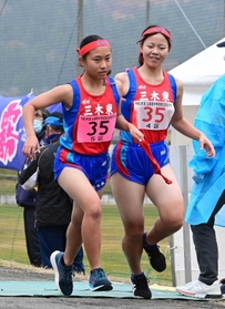 女子・三木東の4区上野玲選手(右)からたすきを受け取り走りだす5区安藤桃花選手=豊岡市日高町(撮影・秋山亮太) 女子・三木東の4区上野玲選手(右)からたすきを受け取り走りだす5区安藤桃花選手=豊岡市日高町(撮影・秋山亮太)