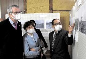 青野原俘虜収容所の写真展を見るマルティン・エバーツ総領事(左)ら=加西市青野原町 青野原俘虜収容所の写真展を見るマルティン・エバーツ総領事(左)ら=加西市青野原町