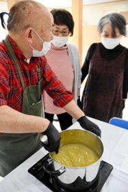 ラベンダー精油を使ったせっけん作りに取り組む参加者=多可町加美区轟 ラベンダー精油を使ったせっけん作りに取り組む参加者=多可町加美区轟