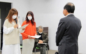 吉田町長(右)に答申書を手渡す委員=多可町役場 吉田町長(右)に答申書を手渡す委員=多可町役場