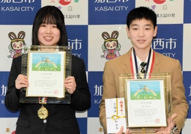 加西市さわやか市民賞を受けた森本結衣さん(右)と小菊春奈さん=加西市役所 加西市さわやか市民賞を受けた森本結衣さん(右)と小菊春奈さん=加西市役所
