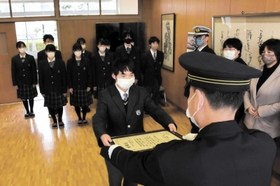 森井忠署長から感謝状を受け取る放送部員たち=北条高校 森井忠署長から感謝状を受け取る放送部員たち=北条高校