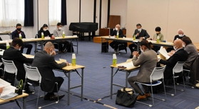 加西市内の小中学校再編の素案が示された「市未来の学校構想検討委員会」の第2回会合=同市民会館 加西市内の小中学校再編の素案が示された「市未来の学校構想検討委員会」の第2回会合=同市民会館