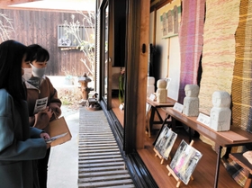 さまざまな表情の石仏が並ぶ作品展=羅漢寺 さまざまな表情の石仏が並ぶ作品展=羅漢寺