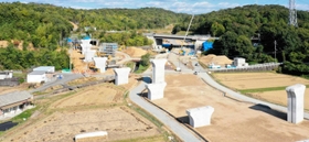 続々と建設されている東播磨道の橋脚=小野市樫山町(小野市提供) 続々と建設されている東播磨道の橋脚=小野市樫山町(小野市提供)