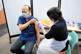 ワクチンの追加接種を受ける医療従事者=西脇病院(西脇市提供) ワクチンの追加接種を受ける医療従事者=西脇病院(西脇市提供)