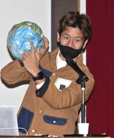 「挑戦すれば、工夫と知恵を得ることができる」と話す高橋惇さん=福田小 「挑戦すれば、工夫と知恵を得ることができる」と話す高橋惇さん=福田小