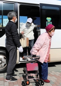 ワクチン接種会場と公民館を結ぶバスを利用する高齢者ら=小野市王子町 ワクチン接種会場と公民館を結ぶバスを利用する高齢者ら=小野市王子町