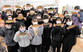 東日本大震災の被災地に向けてタイサンボクの葉にメッセージを書いた児童たち=泉小学校 東日本大震災の被災地に向けてタイサンボクの葉にメッセージを書いた児童たち=泉小学校