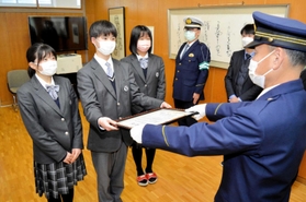 表彰を受ける生徒会役員の(左から)内藤彩乃さん、小田悠司さん、藤原月姫乃さん=北条高校 表彰を受ける生徒会役員の(左から)内藤彩乃さん、小田悠司さん、藤原月姫乃さん=北条高校
