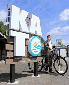 「KATO」の文字をかたどって設置されたモニュメント(左)とARマーカー(右奥)=加東市河高 「KATO」の文字をかたどって設置されたモニュメント(左)とARマーカー(右奥)=加東市河高