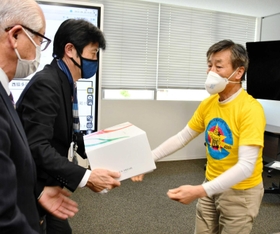 片山象三市長(中央)に署名を手渡す柳井映二さん(右)=西脇市役所 片山象三市長(中央)に署名を手渡す柳井映二さん(右)=西脇市役所