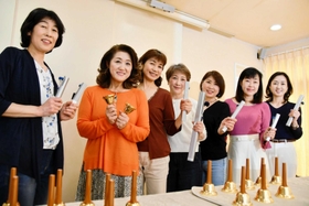 宮城県気仙沼市での演奏に向けて練習を重ねる熊原代表(左から2人目)ら=西脇市鹿野町 宮城県気仙沼市での演奏に向けて練習を重ねる熊原代表(左から2人目)ら=西脇市鹿野町