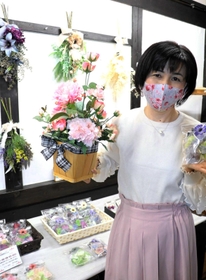 美しいミニブーケなどを出展した井上敦子さん=小野市上本町 美しいミニブーケなどを出展した井上敦子さん=小野市上本町