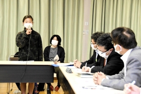 市教委の担当者に意見を伝える双葉小の児童=西脇市住吉町 市教委の担当者に意見を伝える双葉小の児童=西脇市住吉町