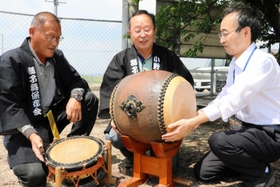 太鼓を寄贈した(左から)獅子舞保存会の田中稔さん、田中安則会長と、小野市立好古館の粕谷修一副館長=小野市西脇町 太鼓を寄贈した(左から)獅子舞保存会の田中稔さん、田中安則会長と、小野市立好古館の粕谷修一副館長=小野市西脇町