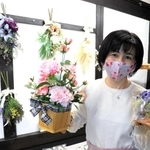 兵庫県小野市上本町の「おの夢館」で、同市のフラワーアーティスト井上敦子さんの作品展が開かれている。精巧な造花「アーティフィシャルフラワー」に特殊な加工を施し、空気を清浄する「空気触媒フラワー」を使ったブーケなど約70点を展示している。31日まで。(杉山雅崇)