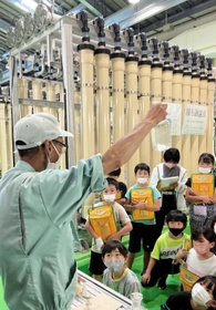 職員から浄水場の仕組みを学ぶ児童ら=小野市船木町 職員から浄水場の仕組みを学ぶ児童ら=小野市船木町