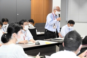 西脇市に提出する答申案がまとまり、あいさつする笹倉邦好教育長=同市役所 西脇市に提出する答申案がまとまり、あいさつする笹倉邦好教育長=同市役所