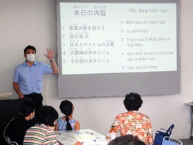 日本語とベトナム語で行われた災害時への備えを話し合う交流会=小野市王子町(小野市提供) 日本語とベトナム語で行われた災害時への備えを話し合う交流会=小野市王子町(小野市提供)