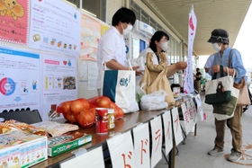 フードドライブに食品を寄付する買い物客=マックスバリュ東条店 フードドライブに食品を寄付する買い物客=マックスバリュ東条店